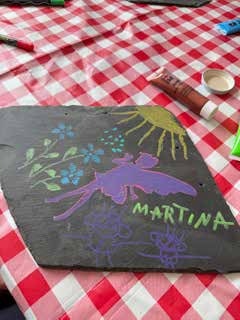 Fertige Schiefertafel mit einer lila Fee, Blumen, einer Sonne und dem Namen Martina.
